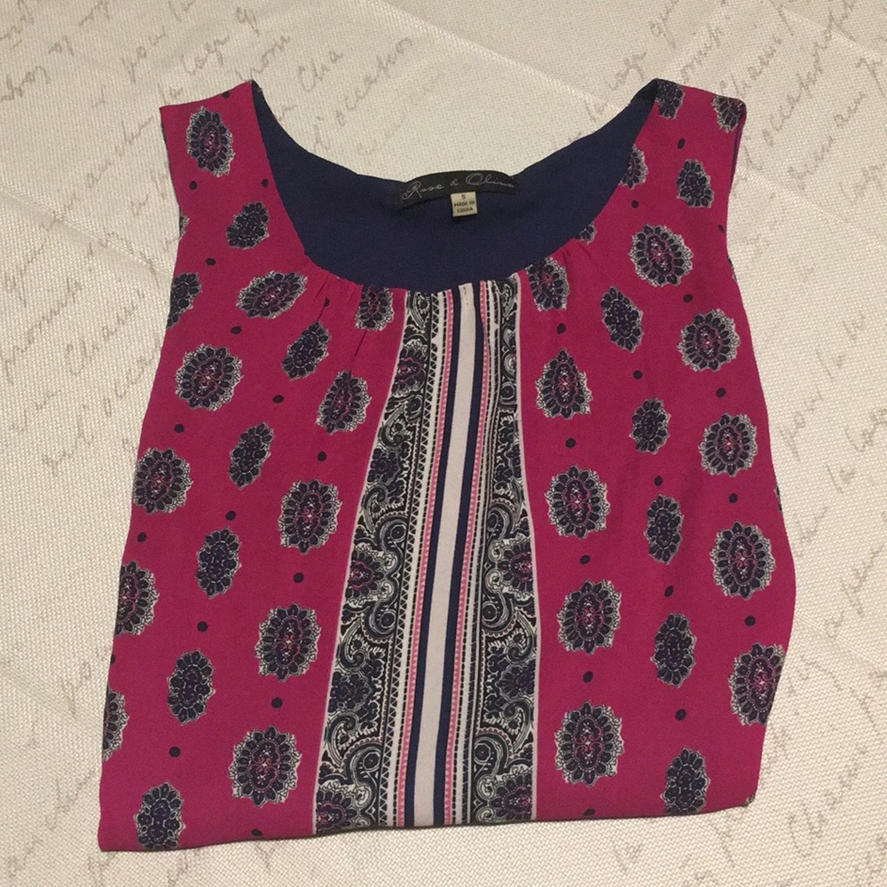 Printed flowy sleeveless top.